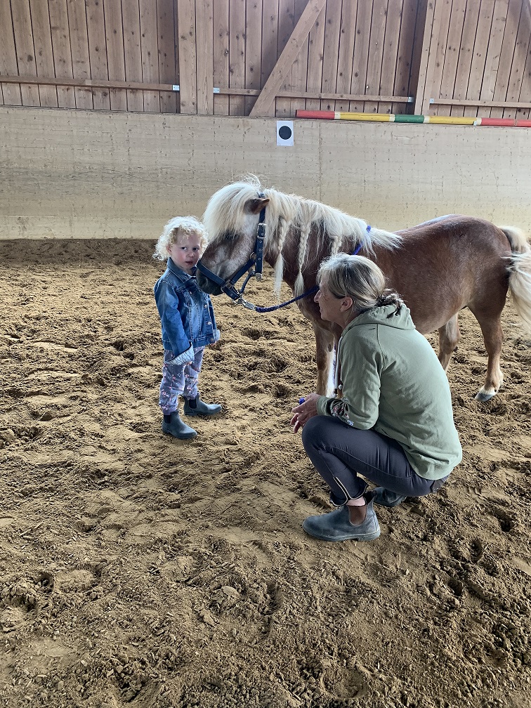 Ella erhält Reittherapie