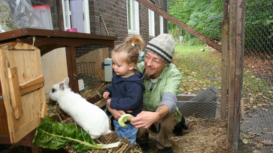 Benita Quadflieg Stiftung_Hasenstall Foto Mädchen mit Hase im Kinderhaus Mignon