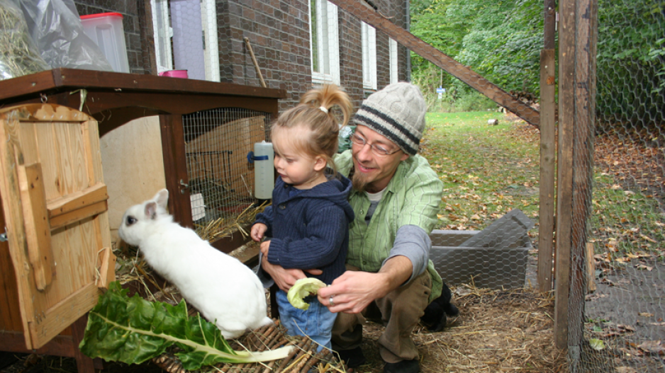 Foto Mädchen mit Hase im Kinderhaus Mignon