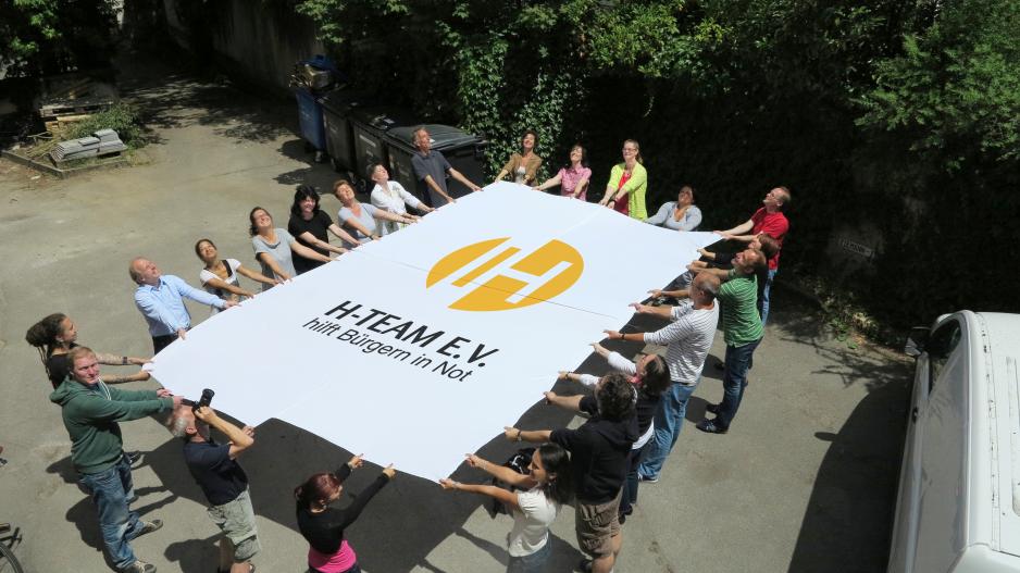 H-Team Foto Team mit Logobanner