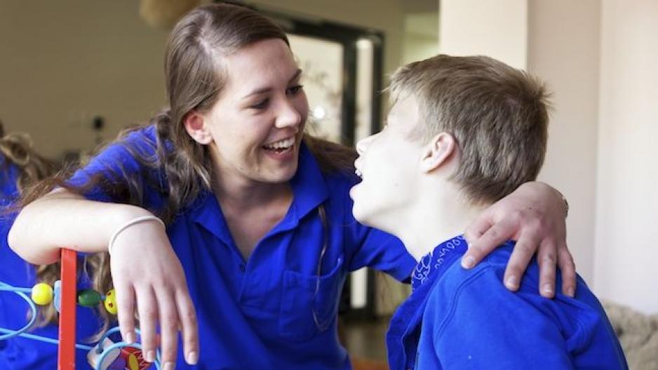 Hände für Kinder e. V. Foto Hände für Kinder e. V. Foto. Betreuerin mit behindertem Jungen