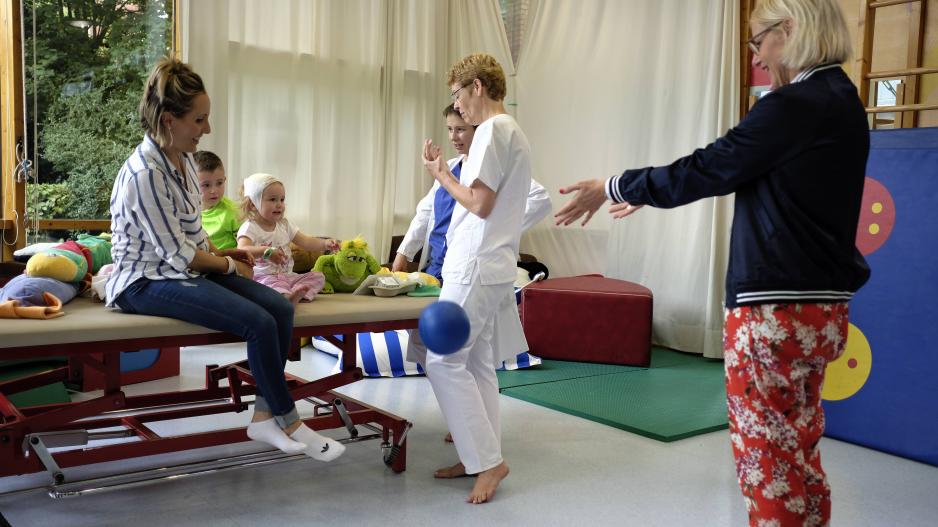 Kinderdemenz-Team am Hamburger UKE empfängt kleines Mädchen