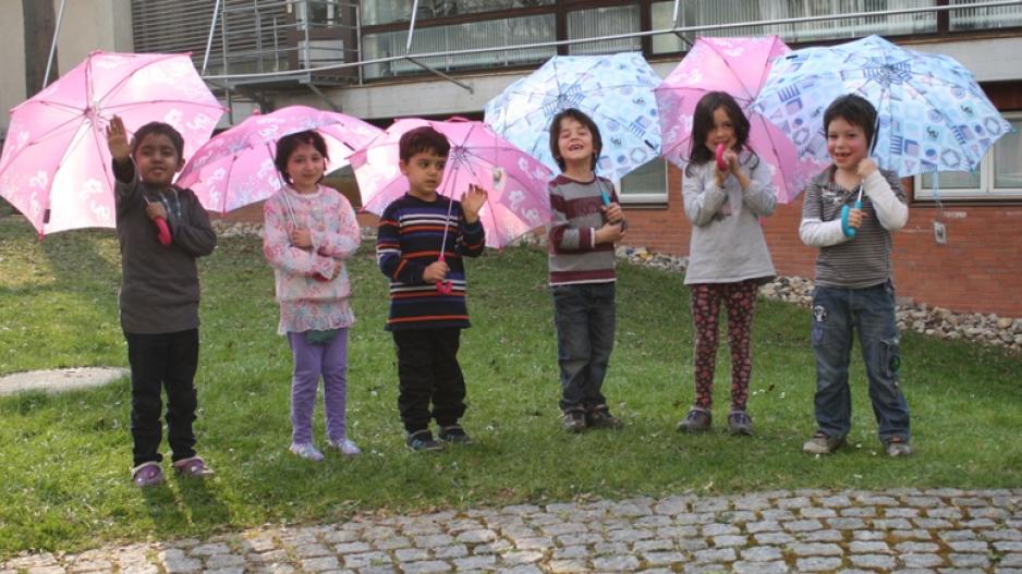 Förderverein für krebskranke Kinder Freiburg e. V. Kinder mit bunten Schirmen vom Förderverein für krebskranke Kinder Freiburg