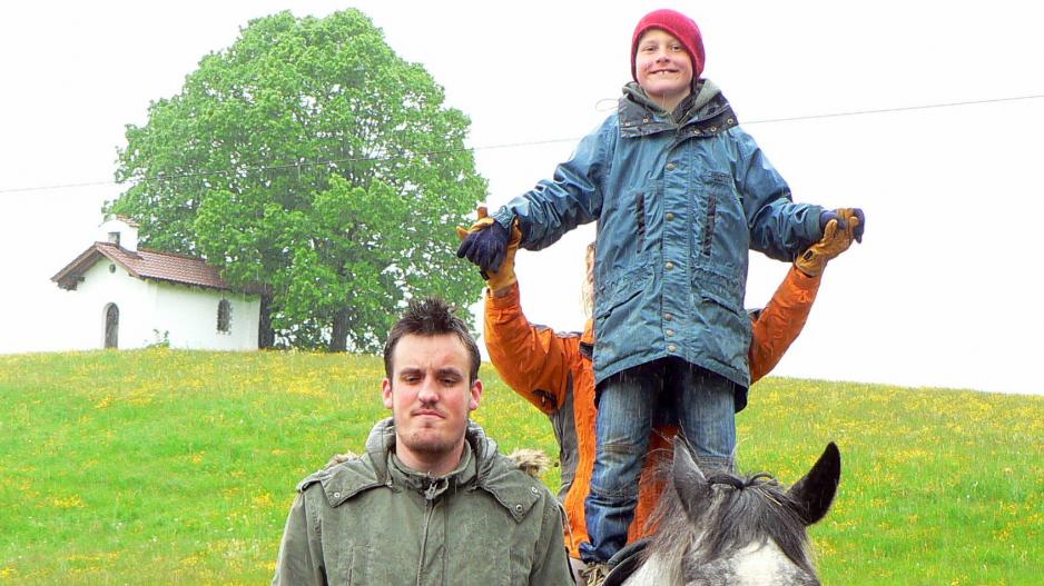 Kleefalterhof Foto Kleefalterhof. Kranker Junge bei der Reittherapie.
