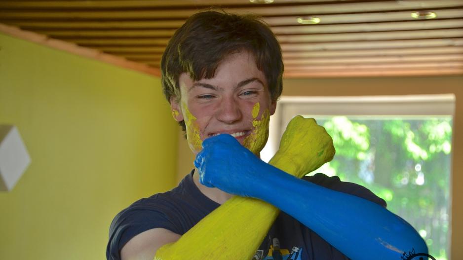 Paulinchen e. V. Paulinchen e. V. Junge hat Spaß beim Jugendcamp