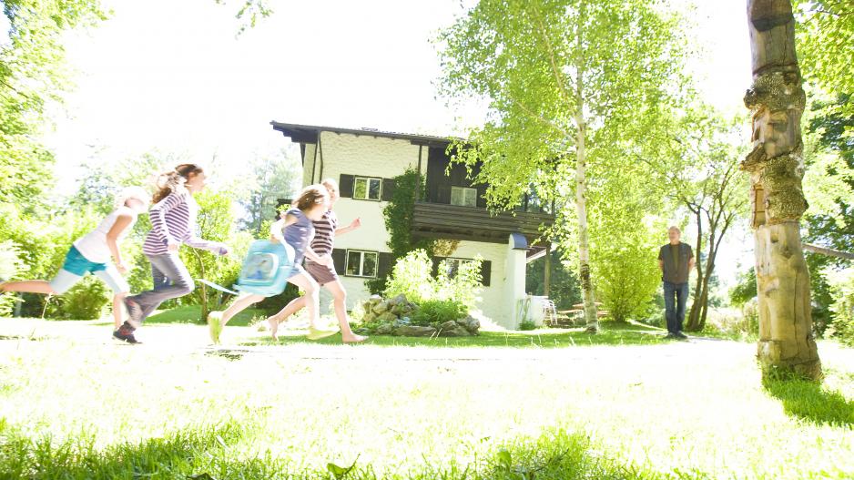 südSee Kinder- und Jugendhilfe e. V. Foto südSee Kinder- und Jugendhilfe e. V. Die kleinen Bewohner rennen über die Wiese vor dem Haus.