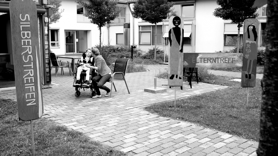 Silberstreifen e. V. Foto Silberstreifen e. V. Mutter mit Kind im Innenhof der Klinik Vogtareuth.