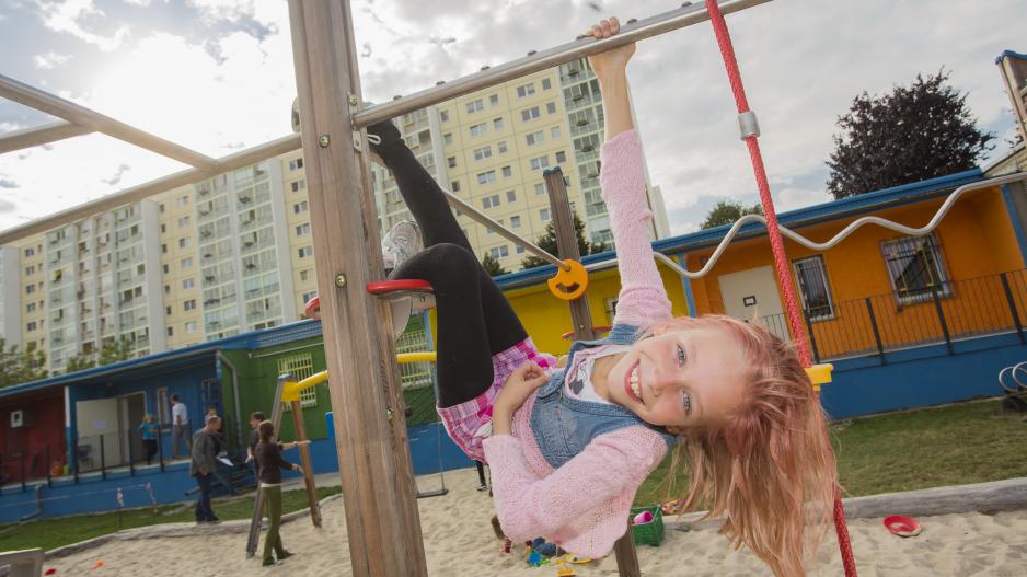 Straßenkinder e. V. Foto Straßenkinder e. V. Mächen turnt im Freigelände des Kinderhaus Bolle