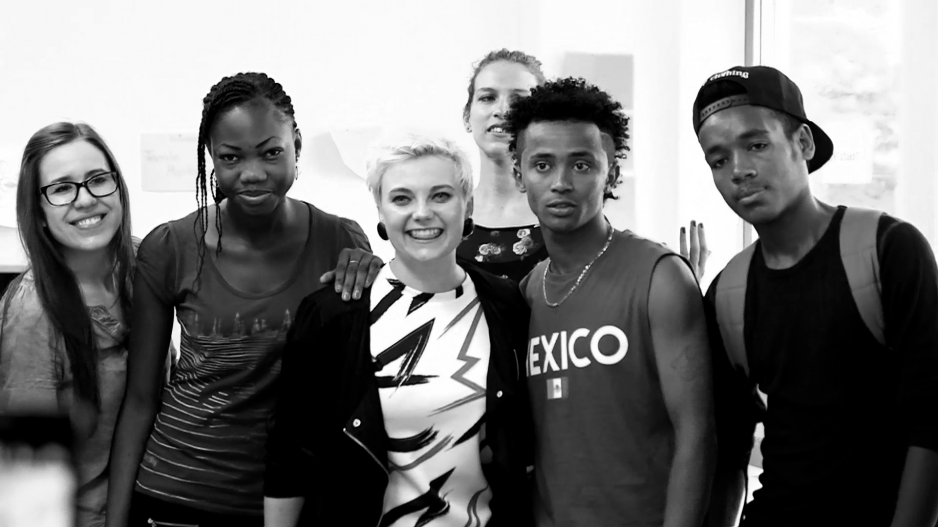 ISuS Foto ISuS junge Flüchtlinge mit der Band Elaiza.