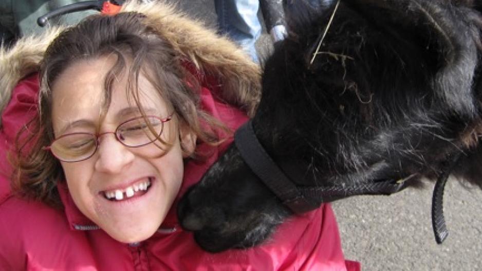 IFB e. V. gehandicaptes Mädchen genießt den Kontakt mit dem Lama.