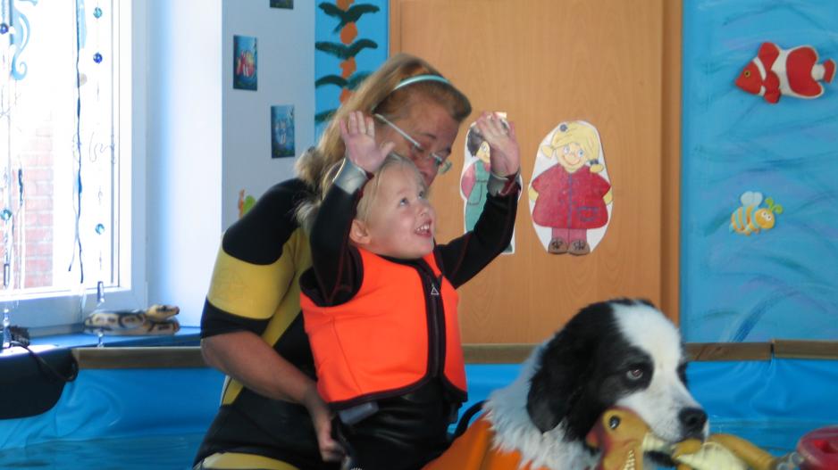 Wassertröpfchen e. V. Foto Wassertröpfchen e. V. Ein kleiner Junge hat viel Spaß bei der Dog-Water-Therapie.