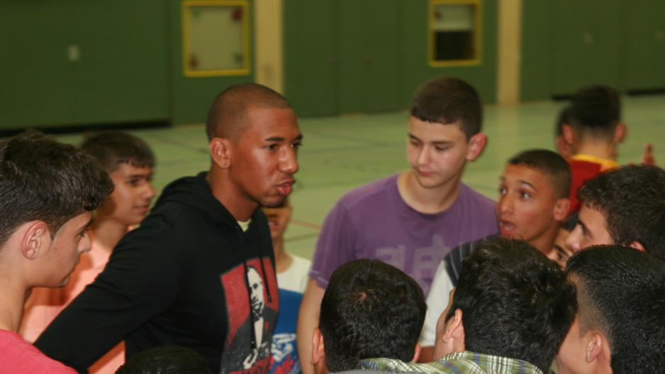MitternachtsSport e. V. MitternachtsSport e. V. Jerome Boateng im Plausch mit den MitternachtsSport-Kickern