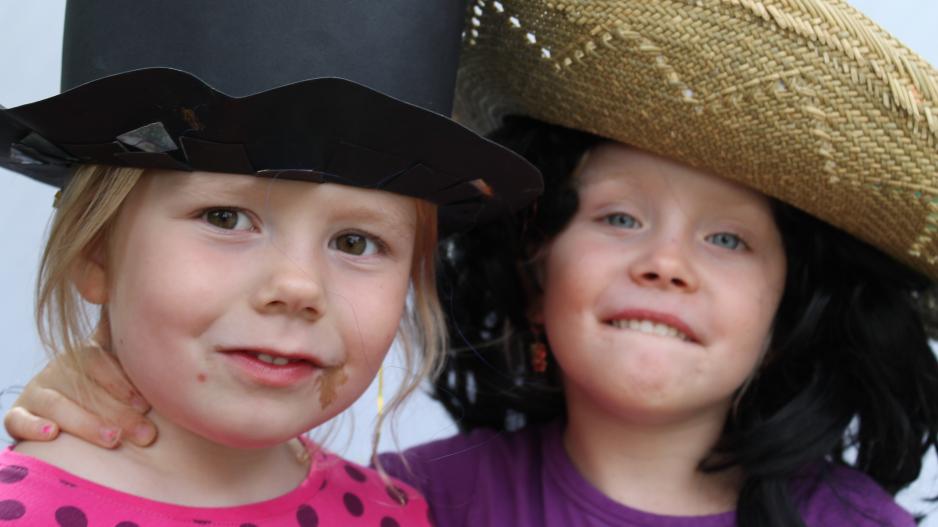 Kindervereinigung Weimar e. V. Foto Kindervereinigung Weimar e. V. zwei Mädchen verkleiden sich.