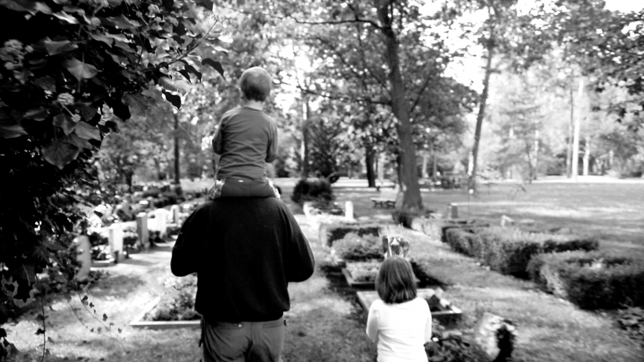 TABEA e. V. Foto TABEA e. V. Vater besucht mit seinen zwei kleinen Kindern das Grab der Mutter.