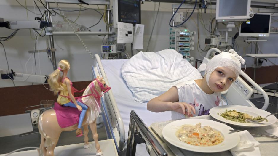 An Kinderdemenz erkranktes Mädchen im Hamburger UKE
