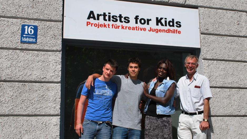 Artists for Kids - René, Samuel und Vanessa mit ihrem Mathematiklehrer Artists for Kids - René, Samuel und Vanessa mit ihrem Mathematiklehrer