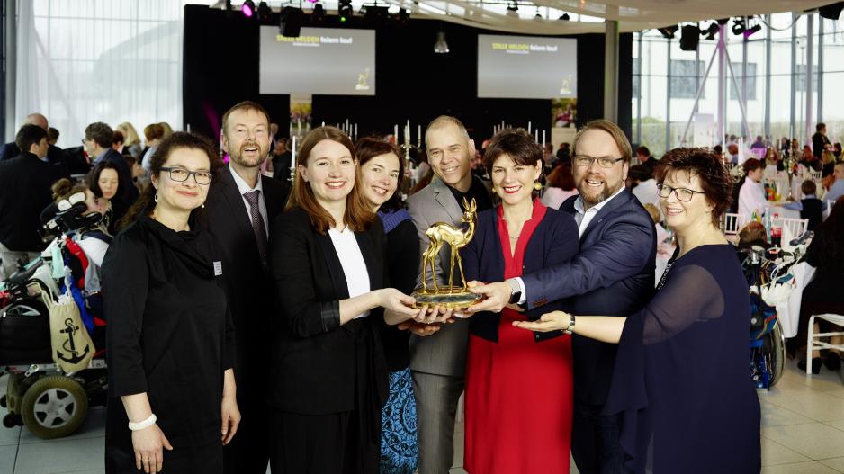 Gruppenbild von Stille Helden feiern laut