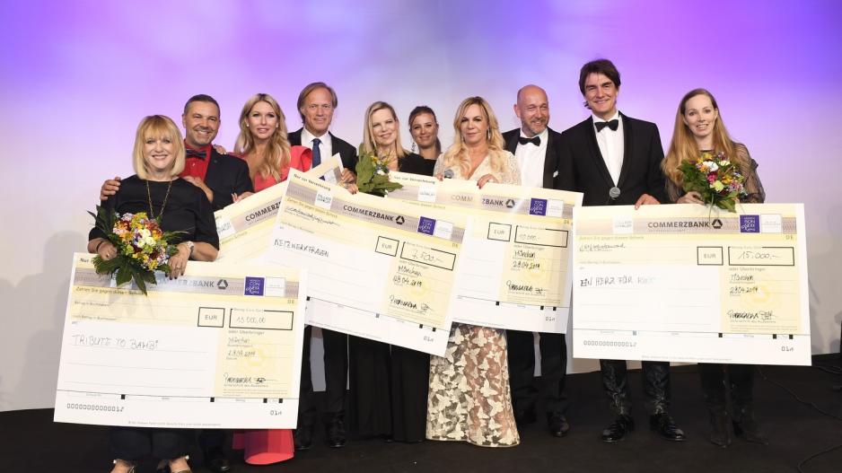 Scheckübergabe an begünstigte Organisationen des Fashion Charity Dinners