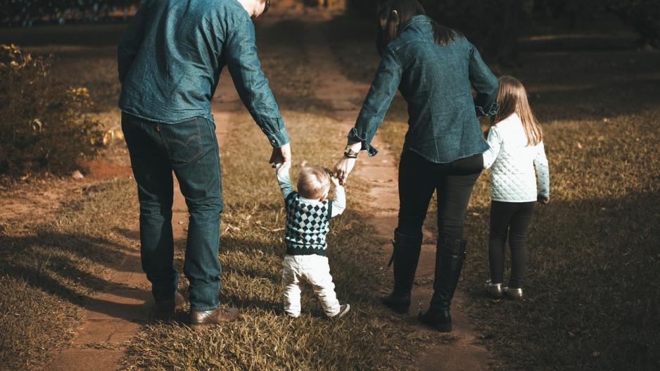 Kinder mit ihren Eltern beim Spaziergang Familie beim Spaziergang