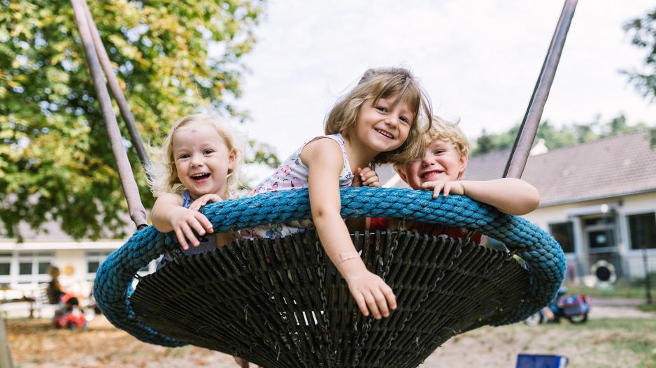 Nestschaukel CariKids Kita Köln Nestschaukel CariKids Kita Köln