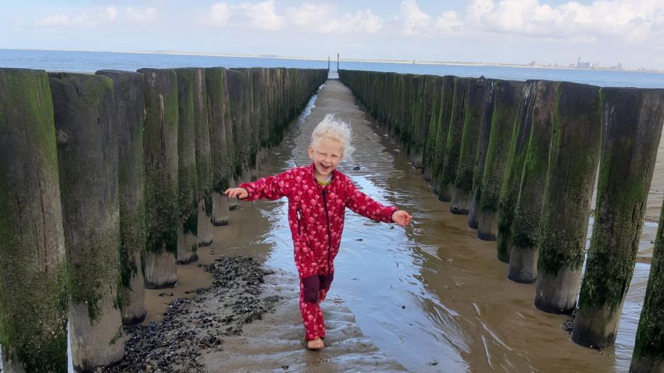 Emma genießt das Meer. Emma genießt das Meer.