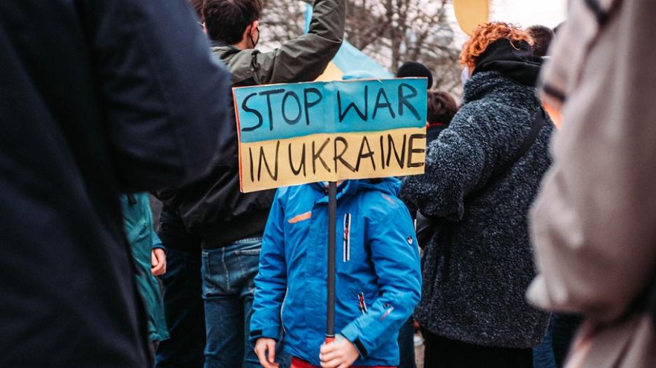 Kind demonstriert gegen den Krieg in der Ukraine.