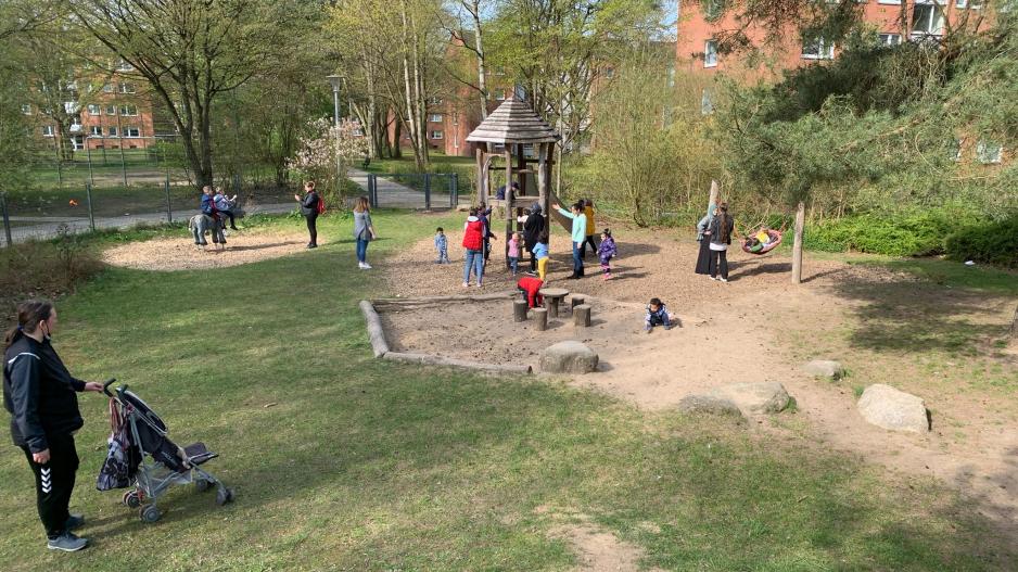 Geflüchtete ukrainische Kinder auf dem Spielplatz.