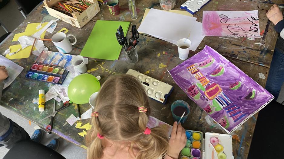 Geflüchtetes Mädchen aus der Ukraine malt in der Refugio Kunstwerkstatt.