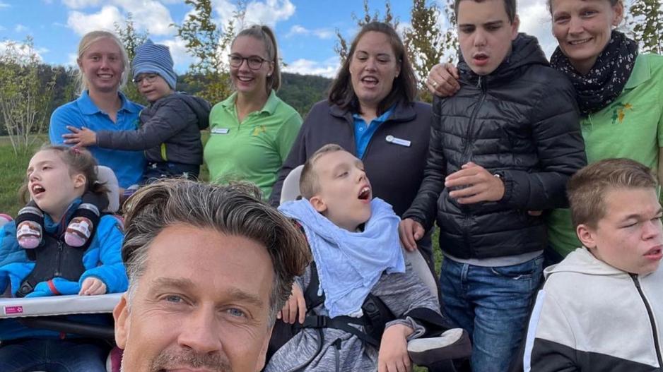 Wayne Carpendale mit schwerstkranken Kindern. Wayne Carpendale mit schwerstkranken Kindern.