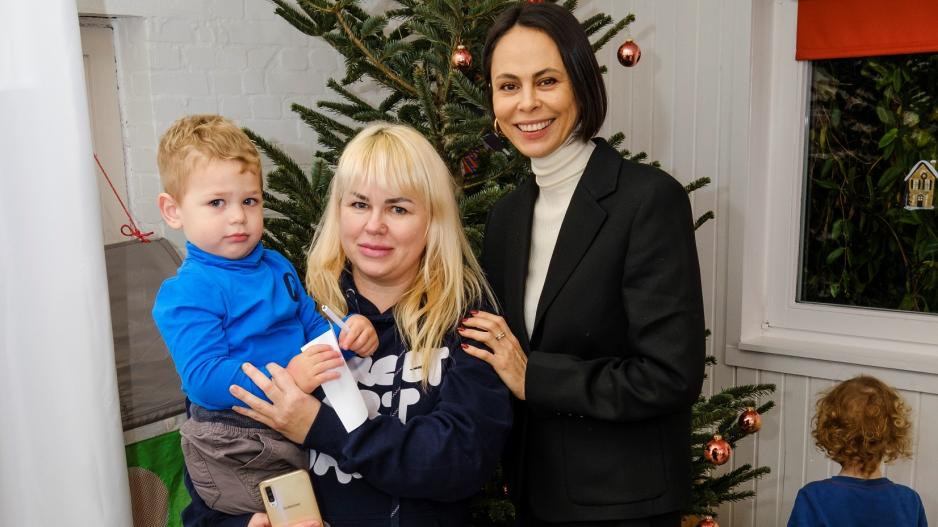 Natalia Yegorova schmückt mit ukrainischen Kindern und Frauen den Weihnachtsbaum.