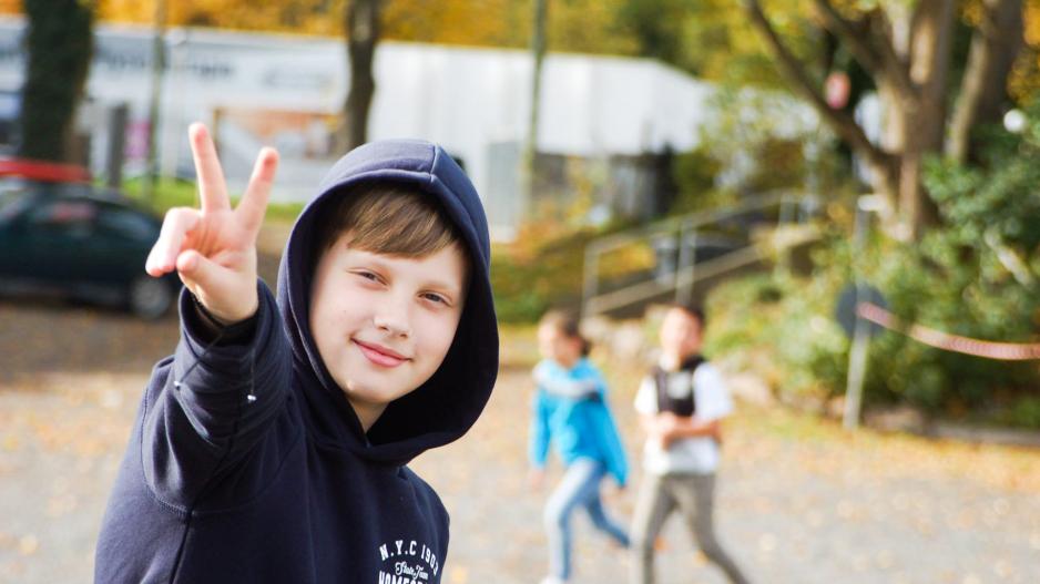 Junge blickt positiv in die Zukunft.