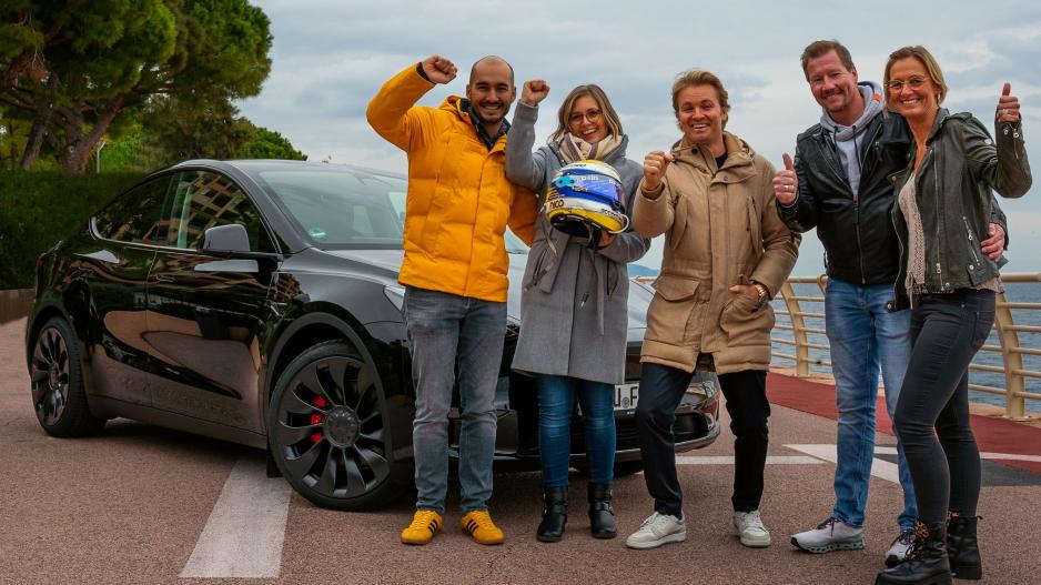 Nico Rosberg freut sich mit den Gewinnern. Nico Rosberg freut sich mit den Gewinnern.