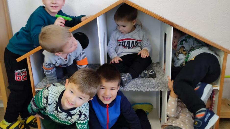Kinder spielen im Puppenhaus