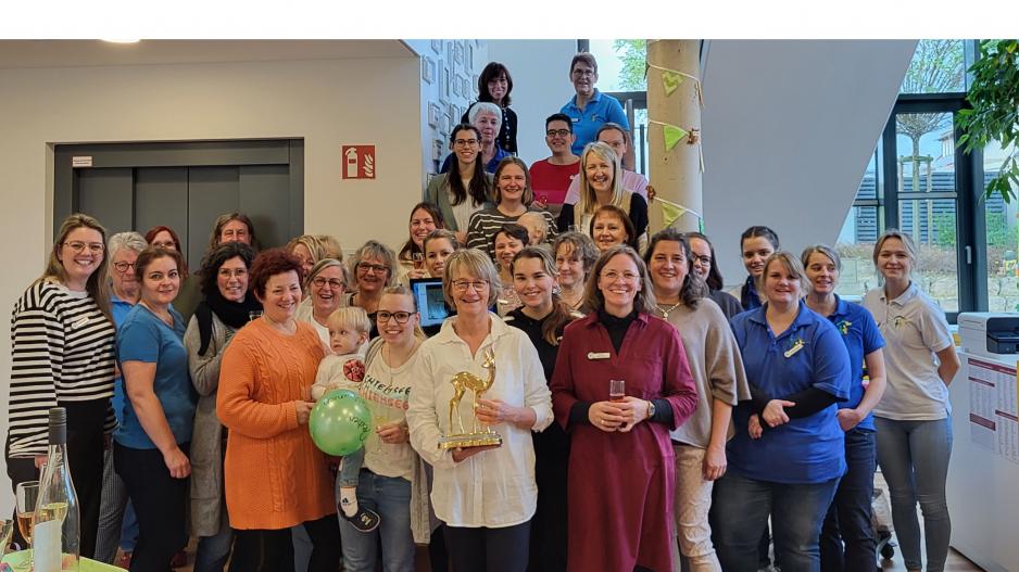 Team der Familienherberge Lebensweg mit dem BAMBI